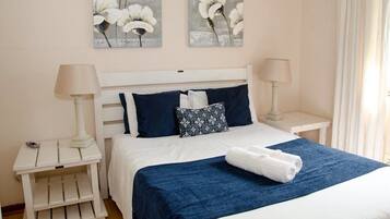 1 makuuhuone, ylelliset vuodevaatteet, tallelokero huoneessa, työpöytä