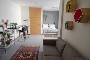 Comfort studio, 1 queensize bed | Woonruimte | Een flatscreentelevisie