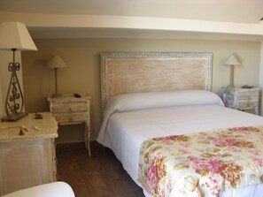 Desk, iron/ironing board, free cribs/infant beds, rollaway beds - Albus Albi (Colmenar del Arroyo)