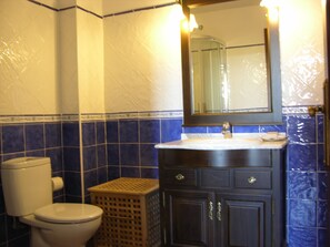 Double Room | Bathroom | Shower, free toiletries, towels