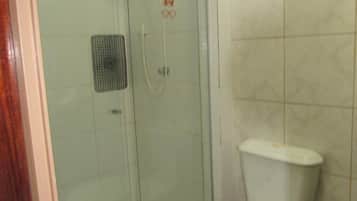 Chuveiro, produtos de toalete grátis, toalhas de banho