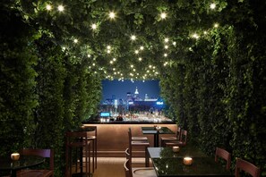 2 restaurants; breakfast, lunch, dinner, and brunch served - The Shanghai EDITION (Shanghai)