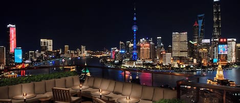 3 bars/lounges, rooftop bar, lobby lounge