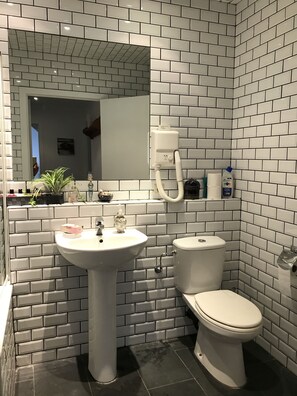 Exclusive Apartment, City View, Executive Level | Bathroom | Combined shower/tub, free toiletries, hair dryer, towels - Exclusive Flats In Brussels Grand-Place (Brussels)