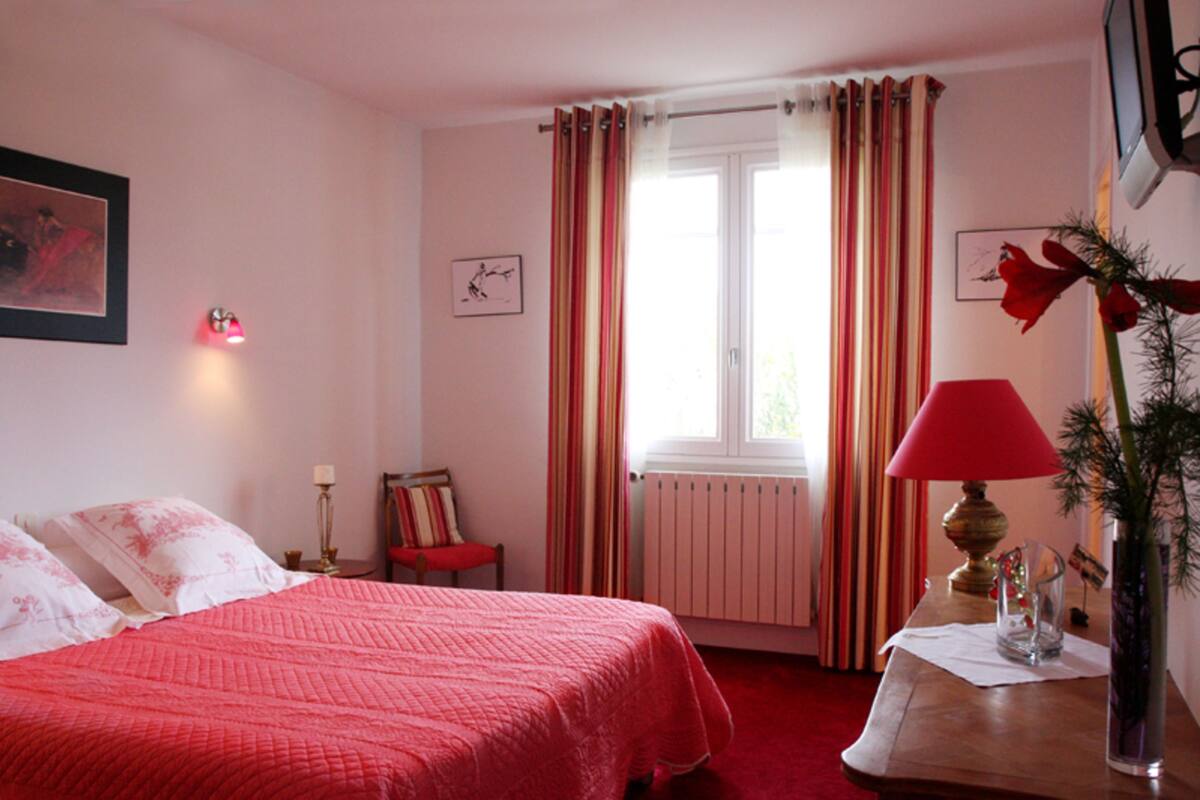 1 bedroom, Egyptian cotton sheets, premium bedding