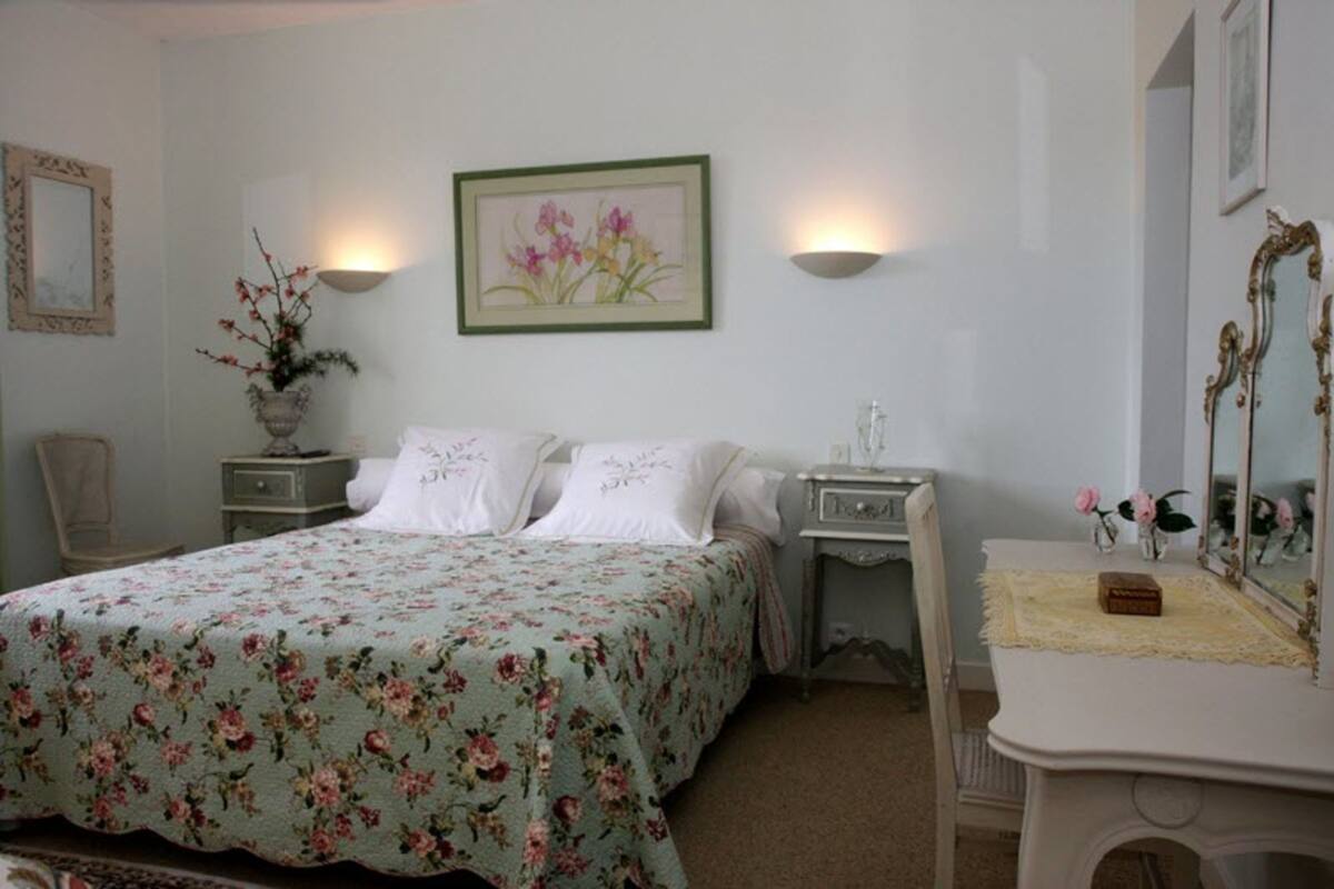 1 bedroom, Egyptian cotton sheets, premium bedding