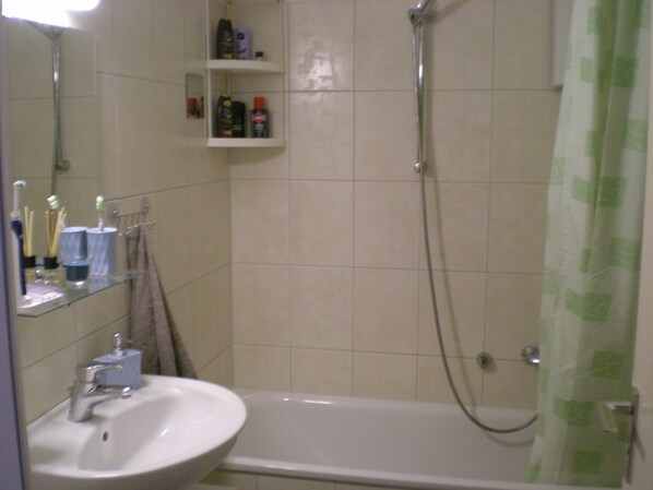 Douche, articles de toilette gratuits, sèche-cheveux