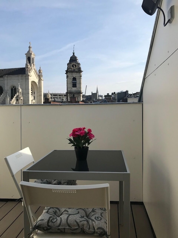 Deluxe Studio Suite, 1 Bedroom, City View | Terrace/patio