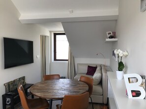 Suite Studio Deluxe, 1 chambre, vue ville | Coin séjour | Télévision à écran plat