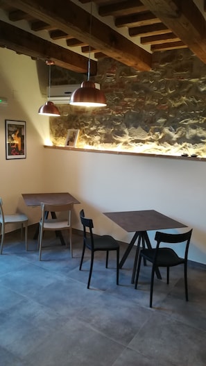 Tägliches Frühstücksbuffet (10 EUR pro Person)