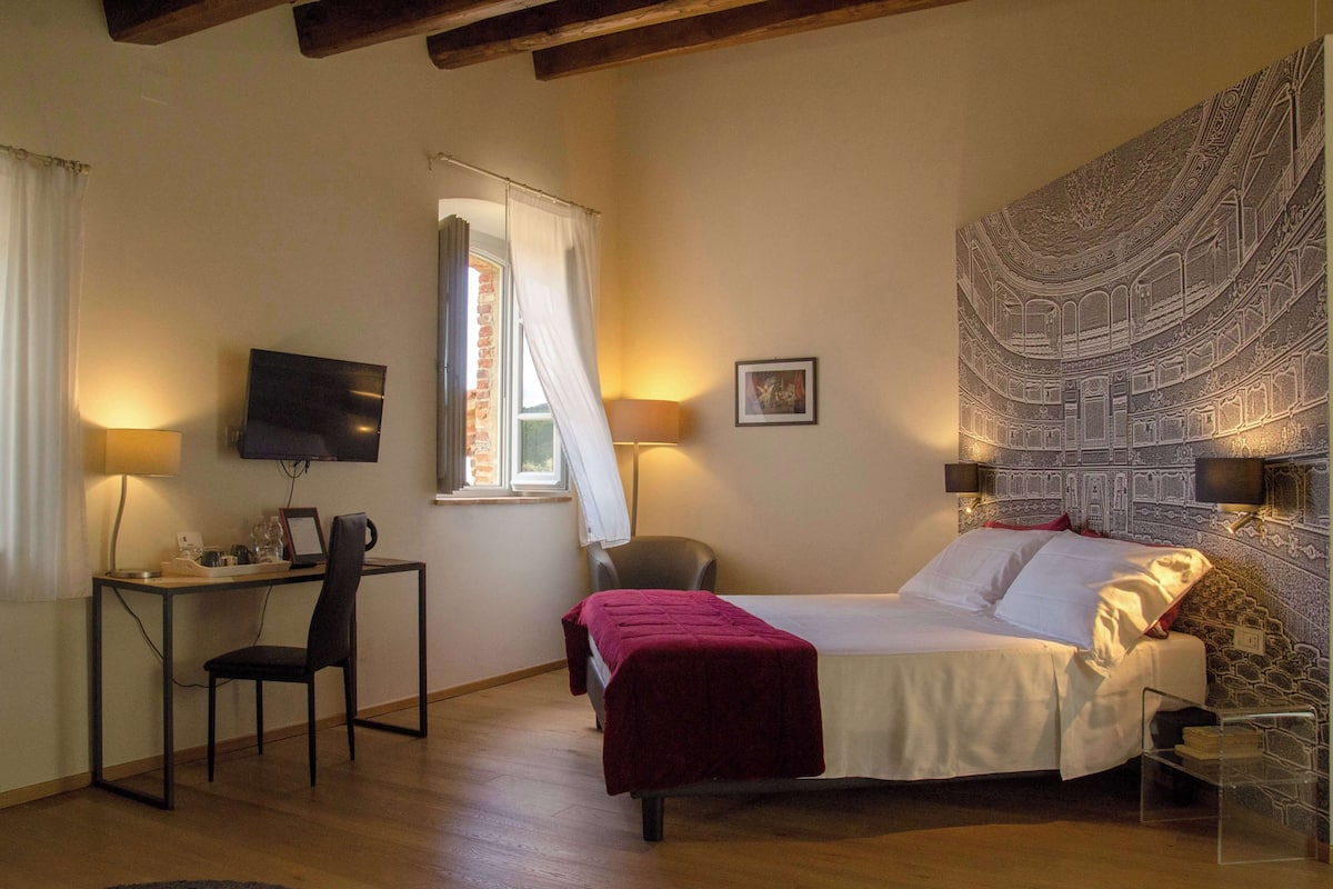 Chambre Familiale, plusieurs lits, non-fumeurs | Coffres-forts dans les chambres, décoration personnalisée, bureau