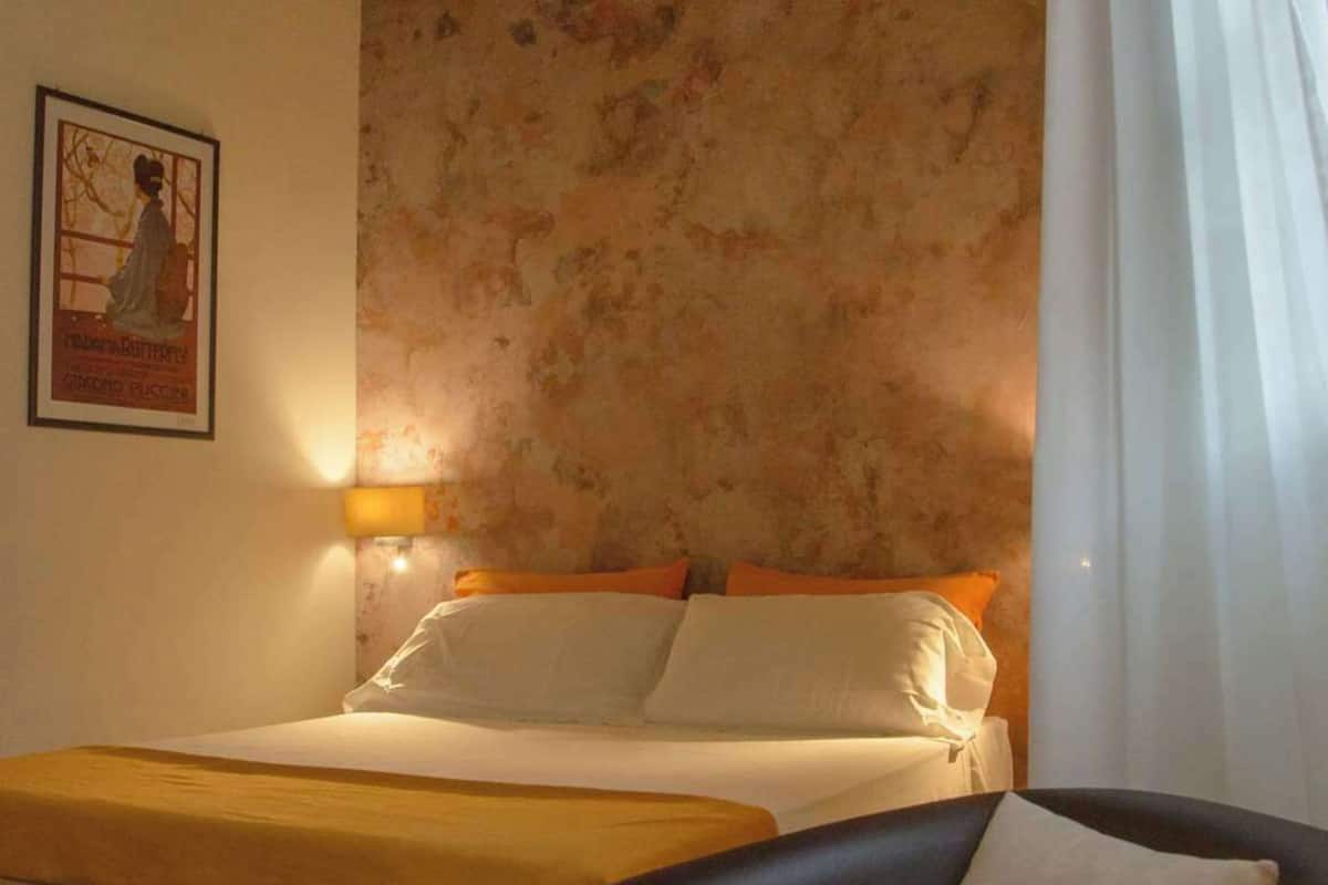 Zimmersafe, Schreibtisch, Verdunkelungsvorhänge, schallisolierte Zimmer