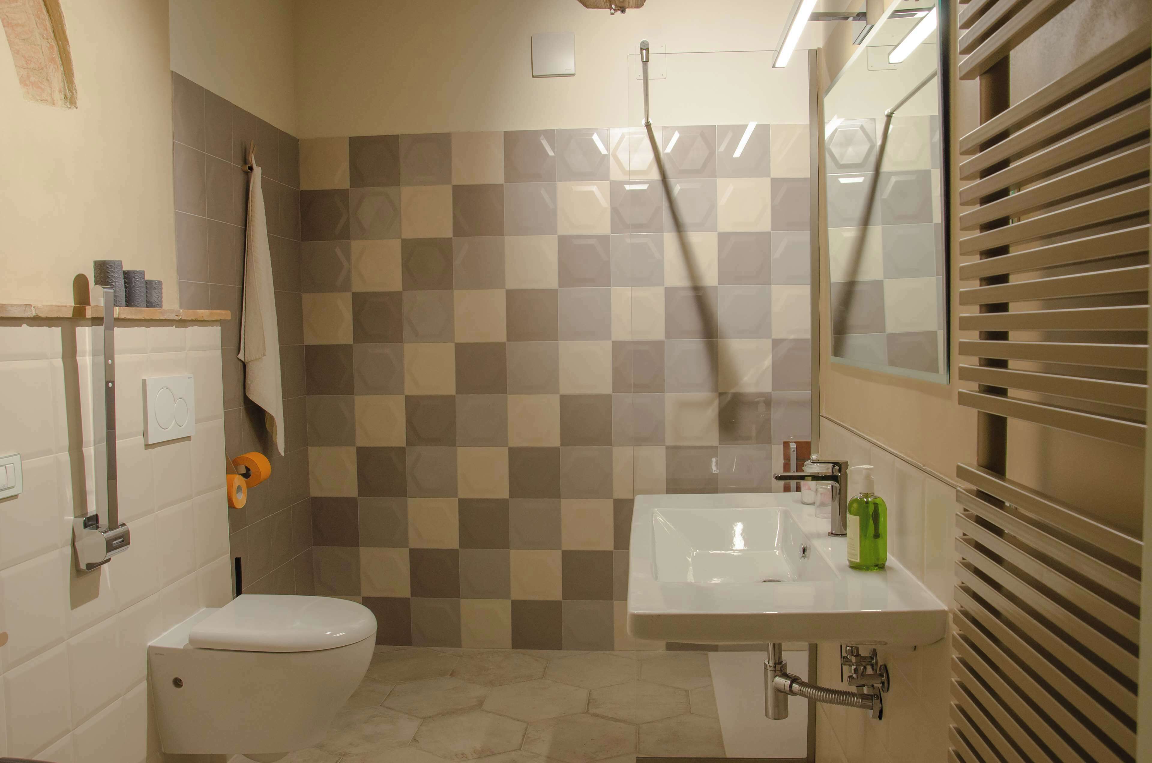 Ein Badezimmer mit Toilette, Waschbecken und Dusche.