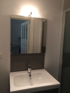 Exclusieve studio suite, 1 slaapkamer, op Executive verdieping | Badkamer | Een douche, gratis toiletartikelen, een haardroger, handdoeken