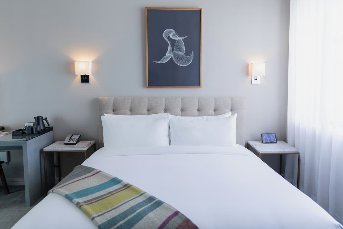 Room, 1 King Bed, Mobility Accessible (Lightwell) | Premium bedding, down comforters, Tempur-Pedic beds, minibar