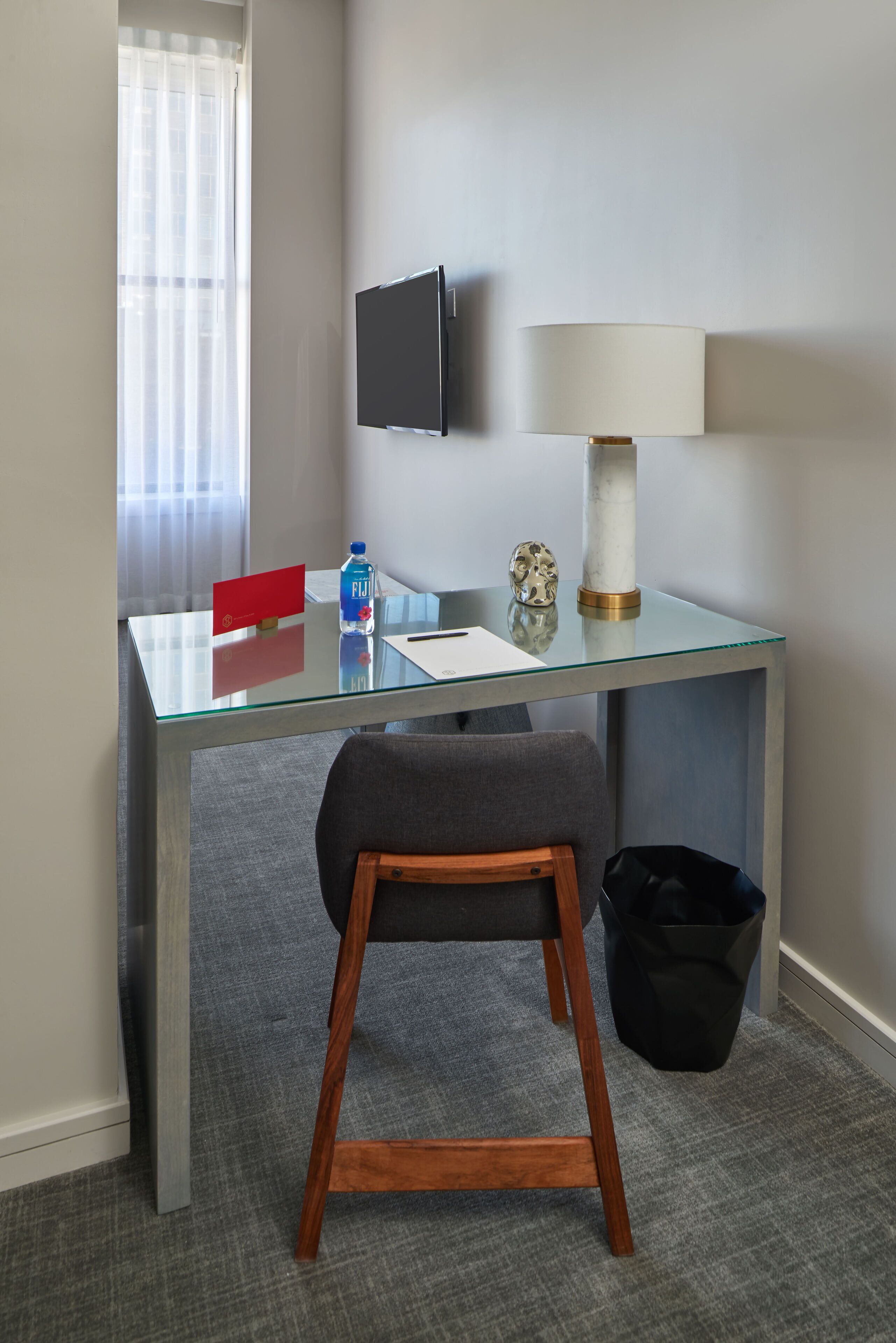 47-inch smart tv with cable channels, tv, netflix