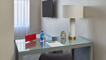 En 47-tommers smart-TV med kabel-kanaler samt TV og Netflix