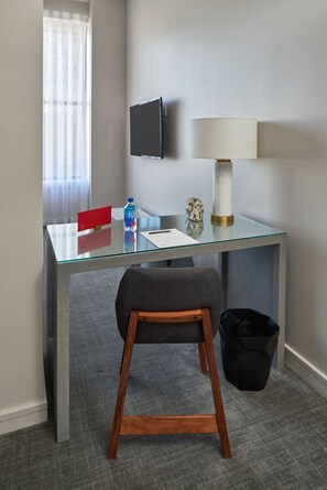 47-inch Smart TV with cable channels, TV, Netflix