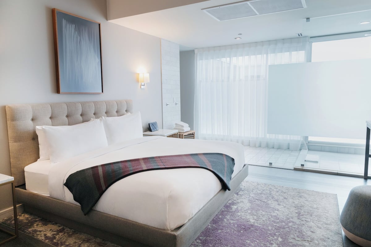 Luxe beddengoed, donzen dekbedden, Tempur Pedic-bedden, een minibar