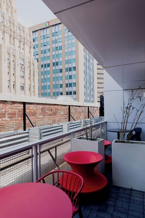 ルーム キングベッド 1 台 バルコニー | テラス / パティオ