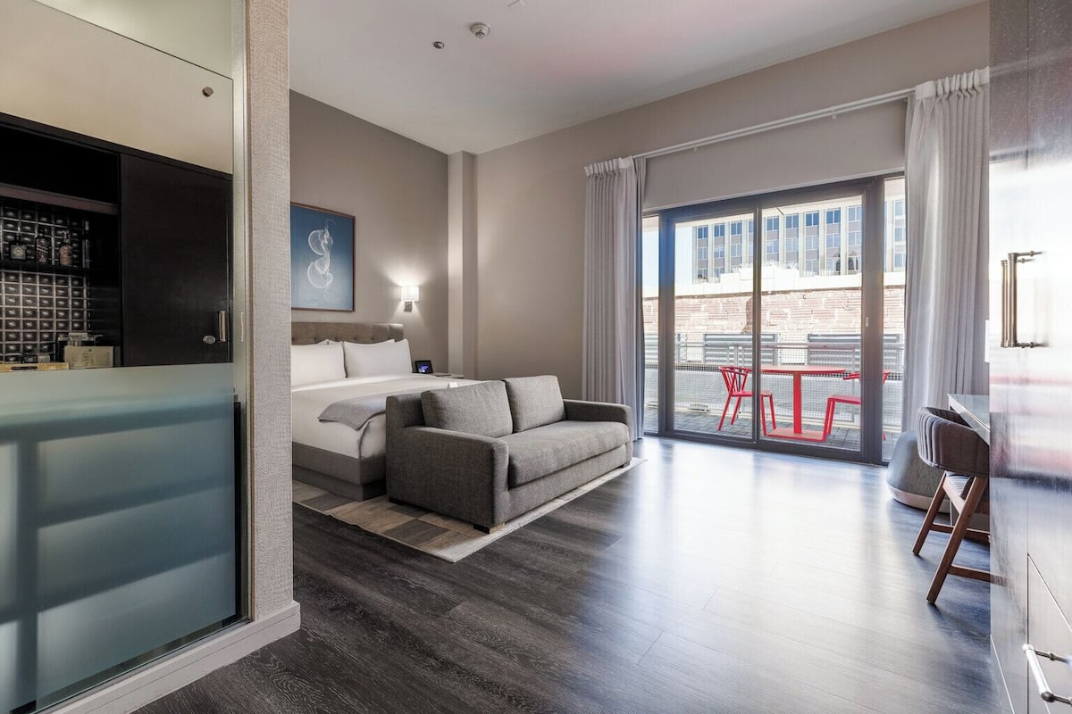 Suite, Balcony | Premium bedding, down comforters, Tempur-Pedic beds, minibar