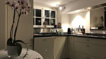 Deluxe studio suite, uitzicht op tuin | Privékeuken | Een koelkast, een koffiezetapparaat/waterkoker