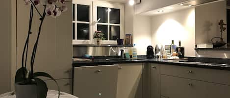 デラックス スタジオスイート ガーデンビュー | 専用キッチン | 冷蔵庫、コーヒー / ティーメーカー