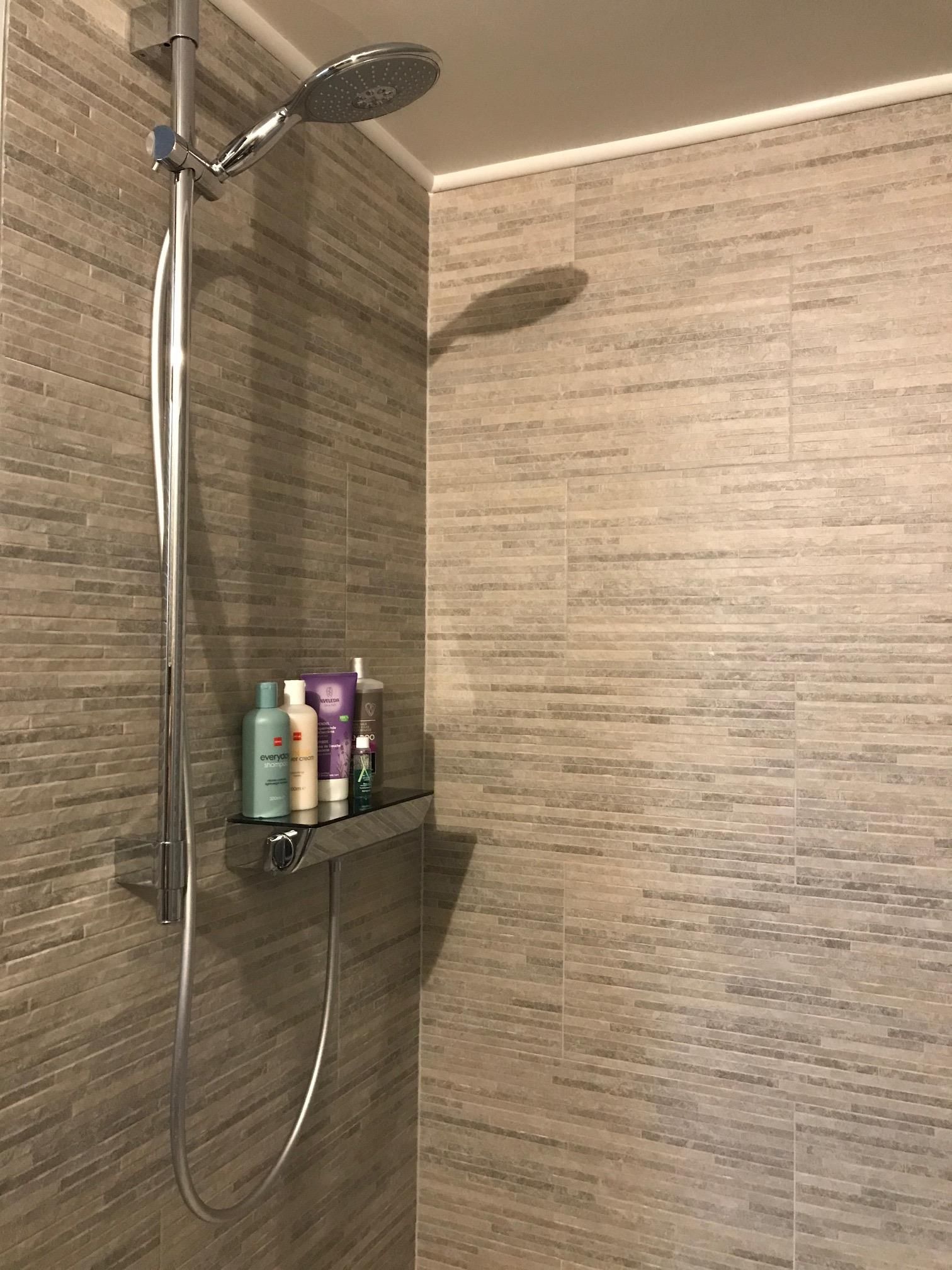 Deluxe Studio Suite, Garden View | Bathroom shower