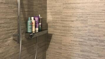 Deluxe Studio Suite, Garden View | Bathroom shower