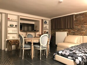 Estudi en suite Deluxe, vistes al jardí | Zona de menjador de l'habitació