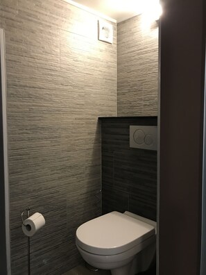 Deluxe Studio Suite, Garden View | Bathroom | Shower - Exclusive Flats Studio Swimming-pool (Dilbeek)