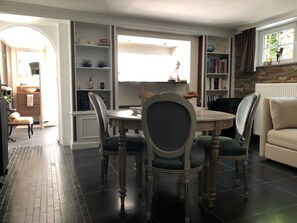 Deluxe Studio Suite, Garden View | Living room | Flat-screen TV - Exclusive Flats Studio Swimming-pool (Dilbeek)