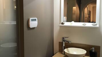 Deluxe studio suite, uitzicht op tuin | Badkamer met wastafel