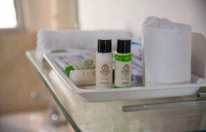 Ducha, artículos de tocador gratuitos, pantuflas, toallas