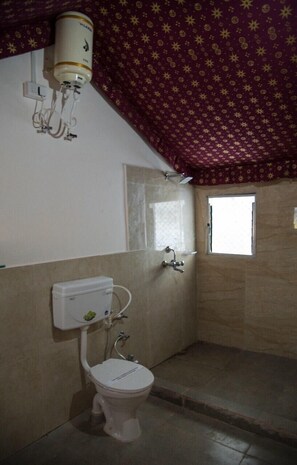 Tienda de campaña de lujo | Baño | Regadera, amenidades de baño gratuitas, pantuflas, toallas