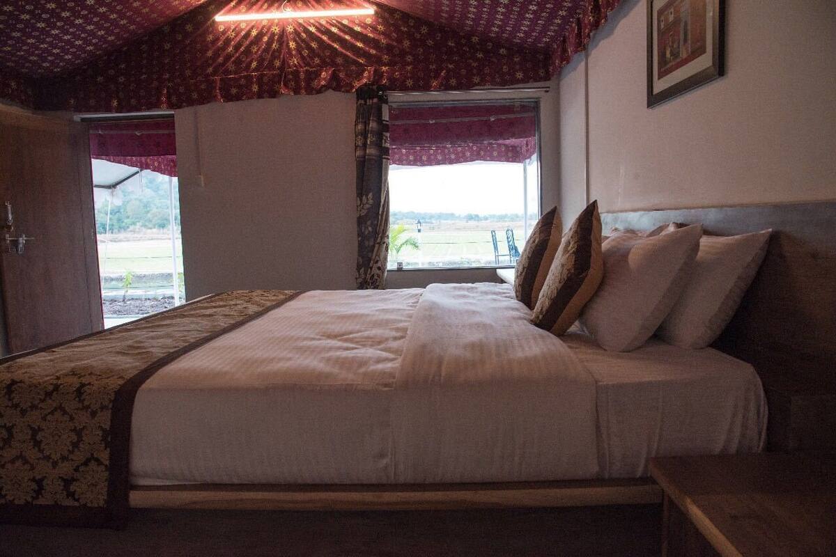 Ein Schlafzimmer mit einem großen Bett, einem Fenster mit Blick und einer Tür nach draußen.