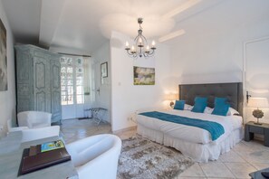 Habitación superior | 1 dormitorio, ropa de cama de alta calidad, minibar y caja fuerte