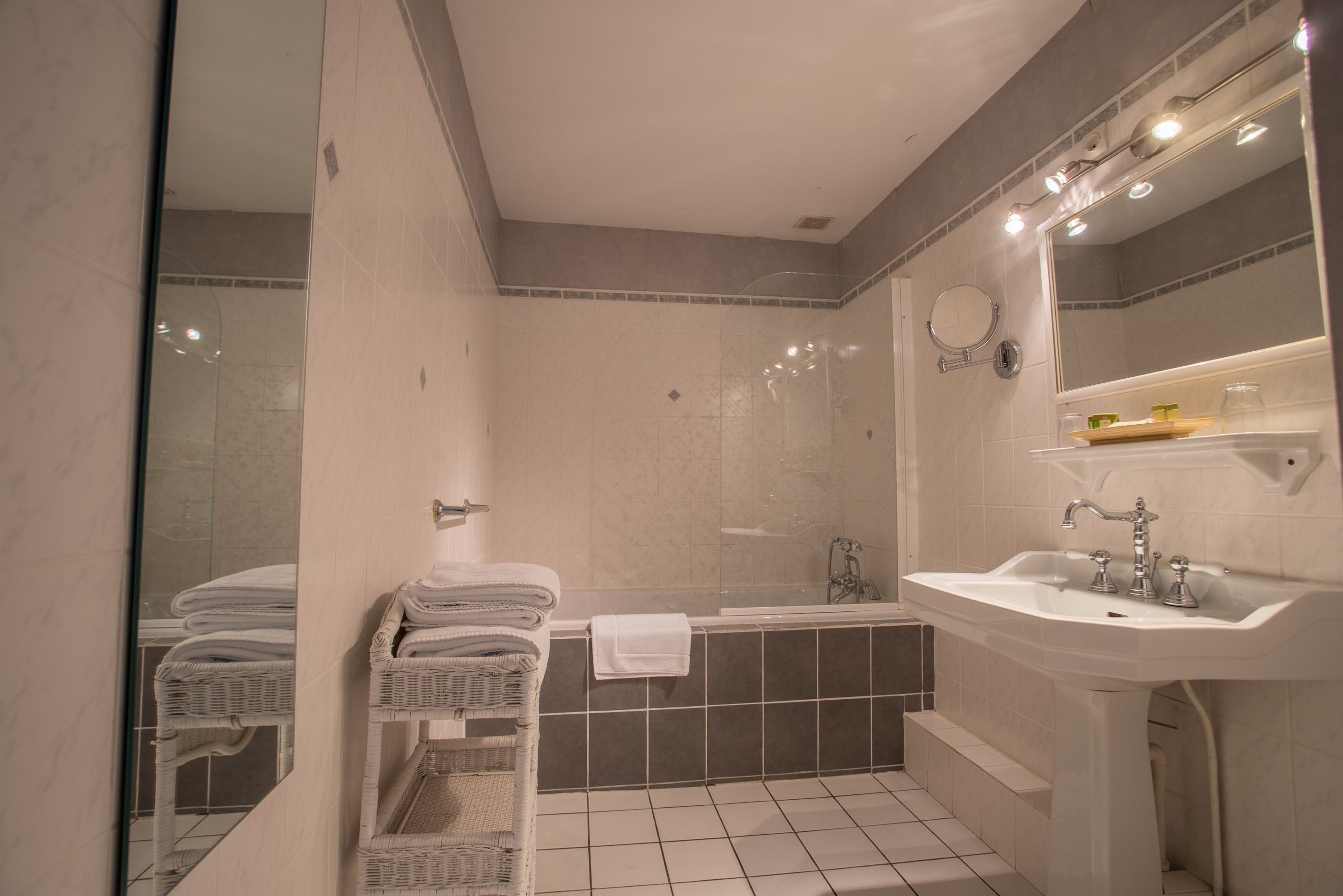 family triple room | bathroom | free toiletries, towels