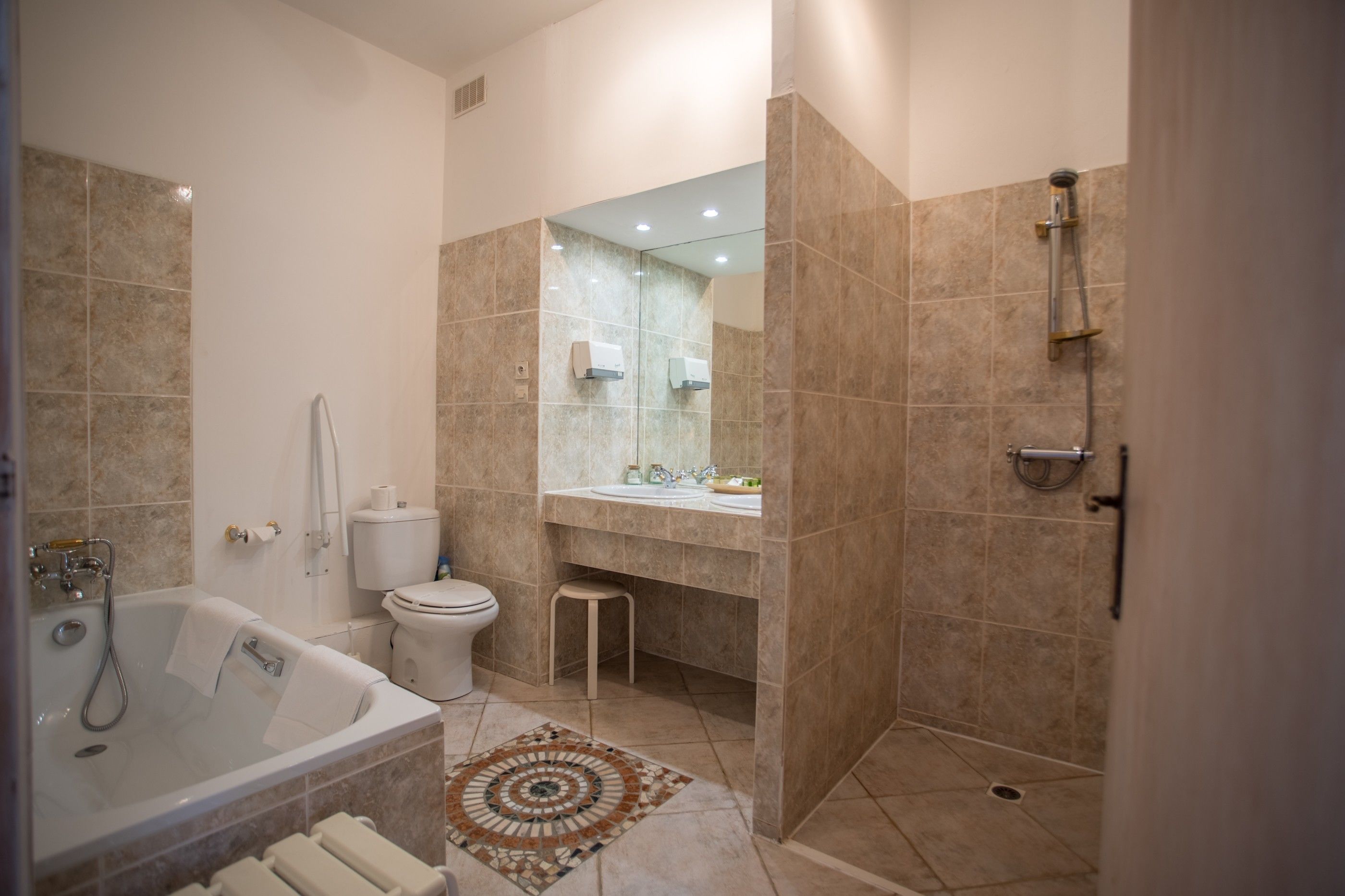 family twin room | bathroom | free toiletries, towels