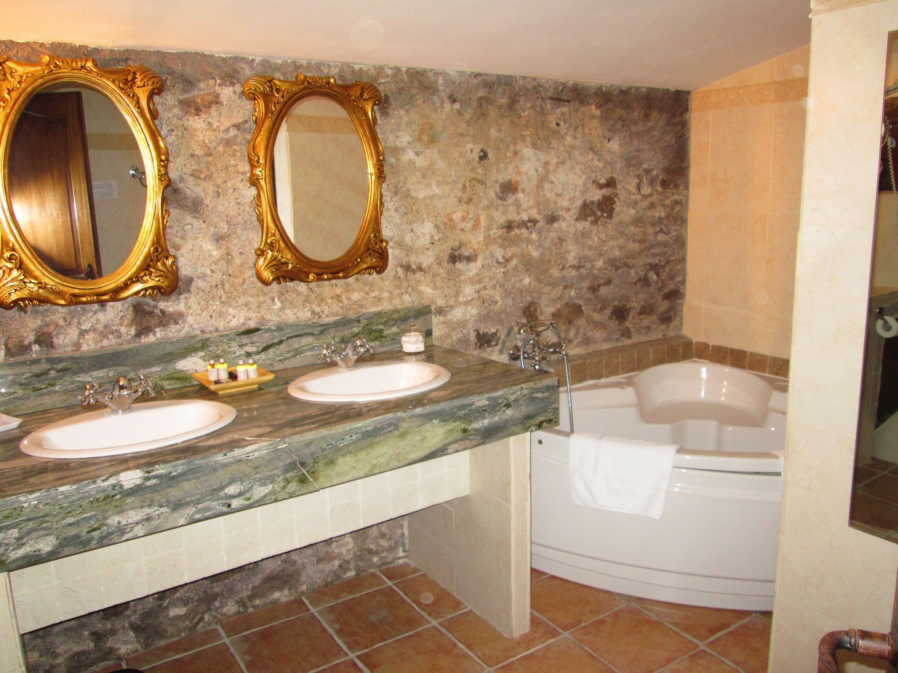 superior room | bathroom | free toiletries, towels