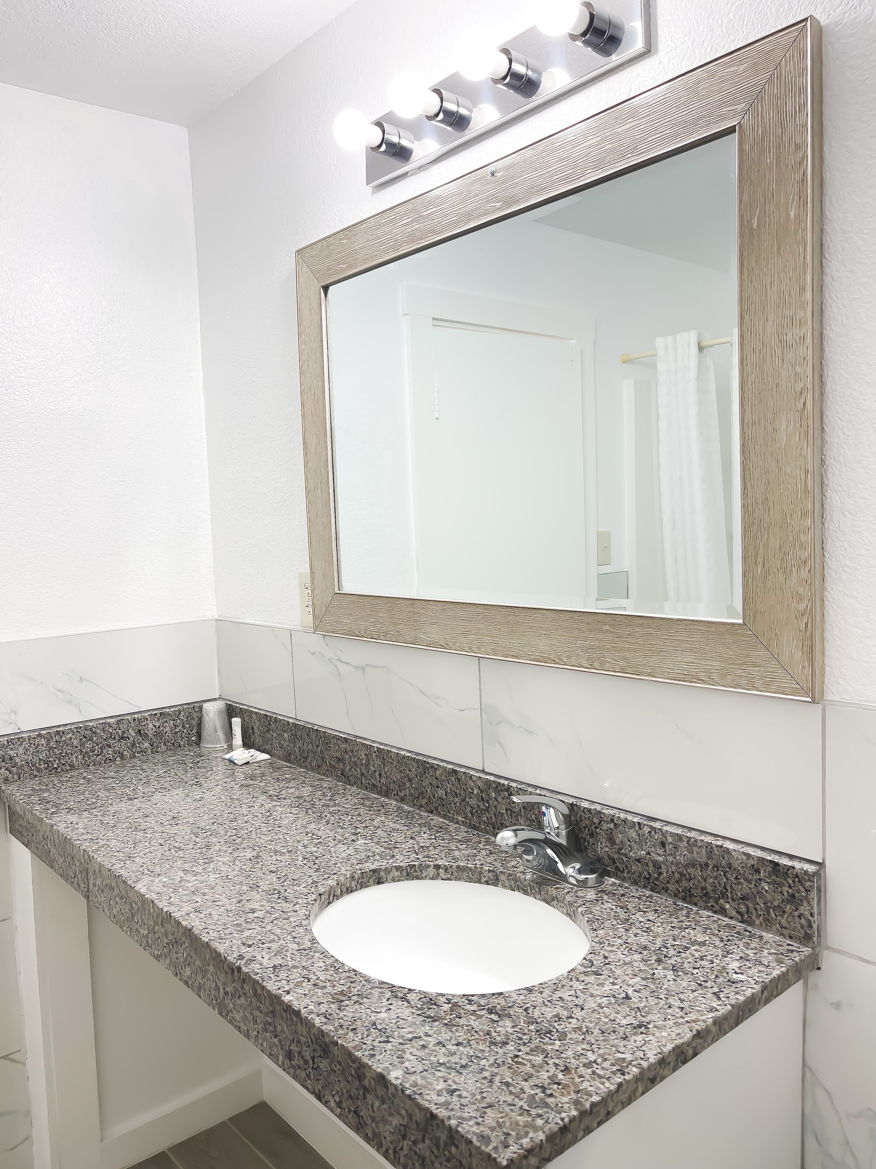 Bañera profunda, artículos de tocador gratuitos, secador de pelo