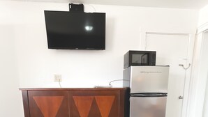 经济客房, 1 张特大床, 冰箱和微波炉 | 埃及棉床单、高档床上用品、办公桌、笔记本电脑工作区