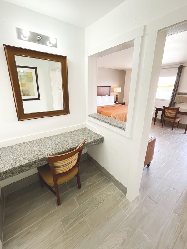 Economy kamer, 1 kingsize bed, koelkast & magnetron | Lakens van Egyptisch katoen, luxe beddengoed, individueel gedecoreerd