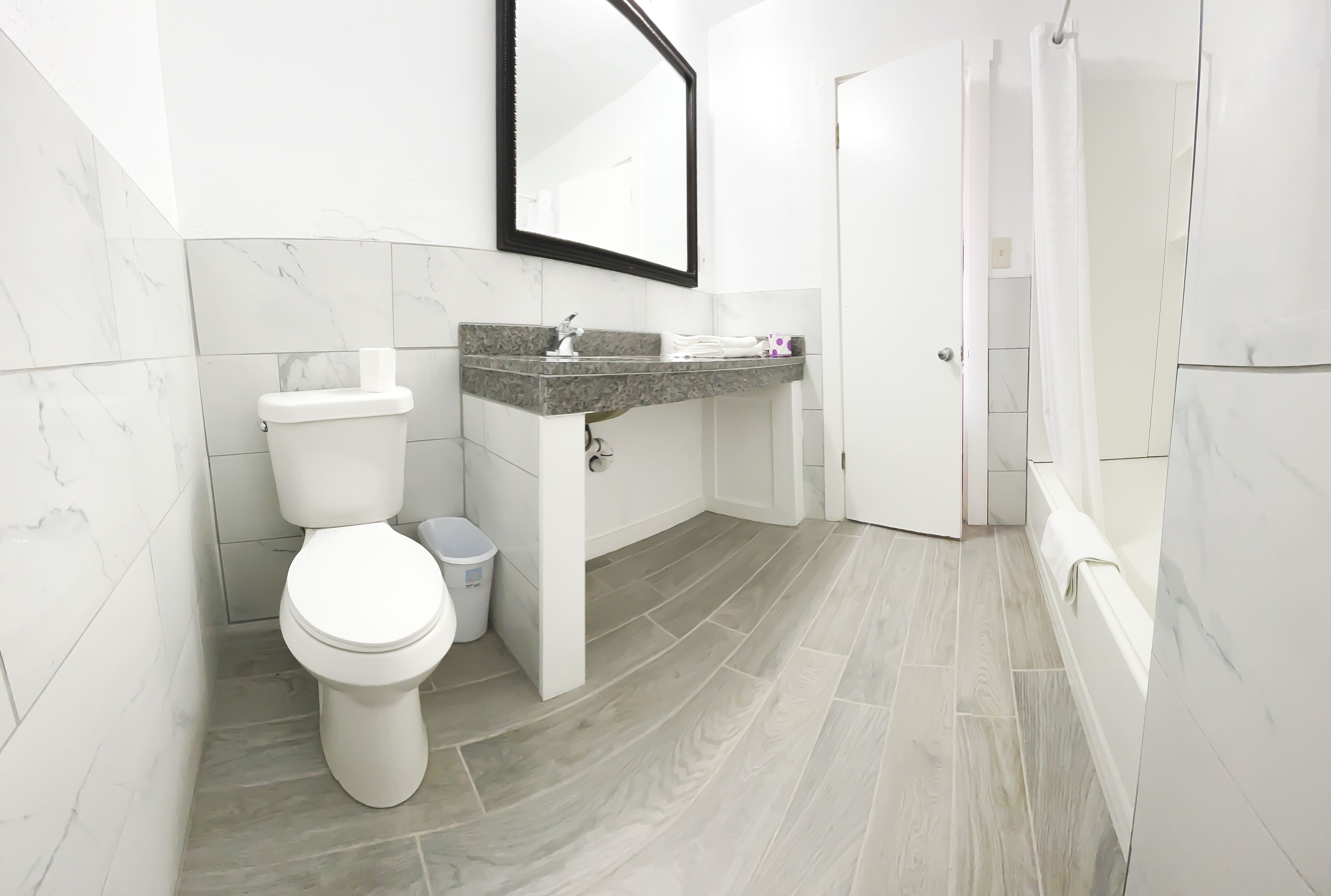 Bañera profunda, artículos de tocador gratuitos, secador de pelo