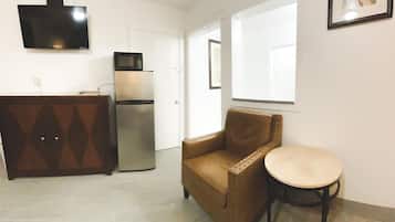 Economy Room, 1 King Bed, Refrigerator & Microwave | Egyptian cotton sheets, premium bedding, individually decorated