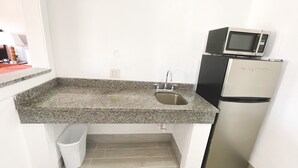 经济客房, 2 张双人床, 冰箱和微波炉 | 私人厨房 | 茶具/咖啡用具、冰箱、微波炉