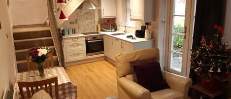 Een flatscreentelevisie en een dvd-speler