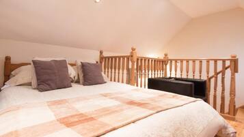 One Bedroom Lodge | 1 kamar tidur, setrika/meja setrika, Wi-Fi gratis, dan seprai linen