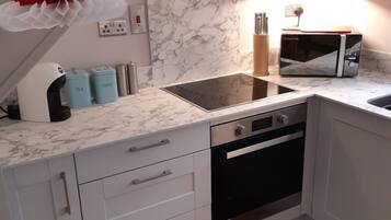 Lemari es, microwave, oven, dan kompor