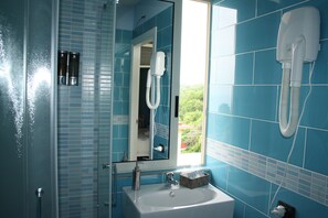 Habitación triple | Baño | Regadera, regadera tipo lluvia, amenidades de baño gratuitas 